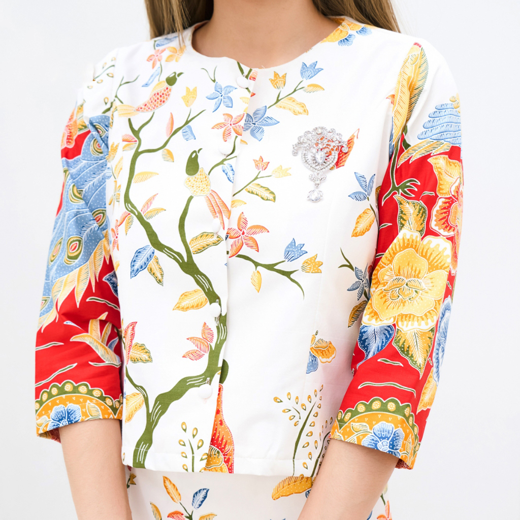 kudapy ชุดเซ็ทเสื้อ+ผ้าถุง พิมพ์ลายปาเต๊ะสีครีมแดงลายดอกไม้ เสื้อกระดุมหน้าทรงเรือนต้น แขนสามส่วน กระโปรงซิปหลังตะขอเกี่ยว จีบหน้า สำเนา