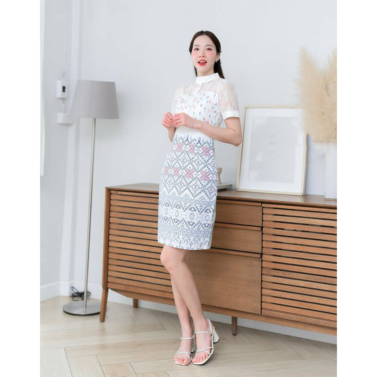 kudapy เดรสสั้นสีเขียว/สีกรม ลายไทยแขนลูกไม้ งานผ้าอัดลายไทย ทรงสวย เข้ารูป เป็นงานซิปซ่อนหลัง แต่งแขนผ้าระบายลูกไม้