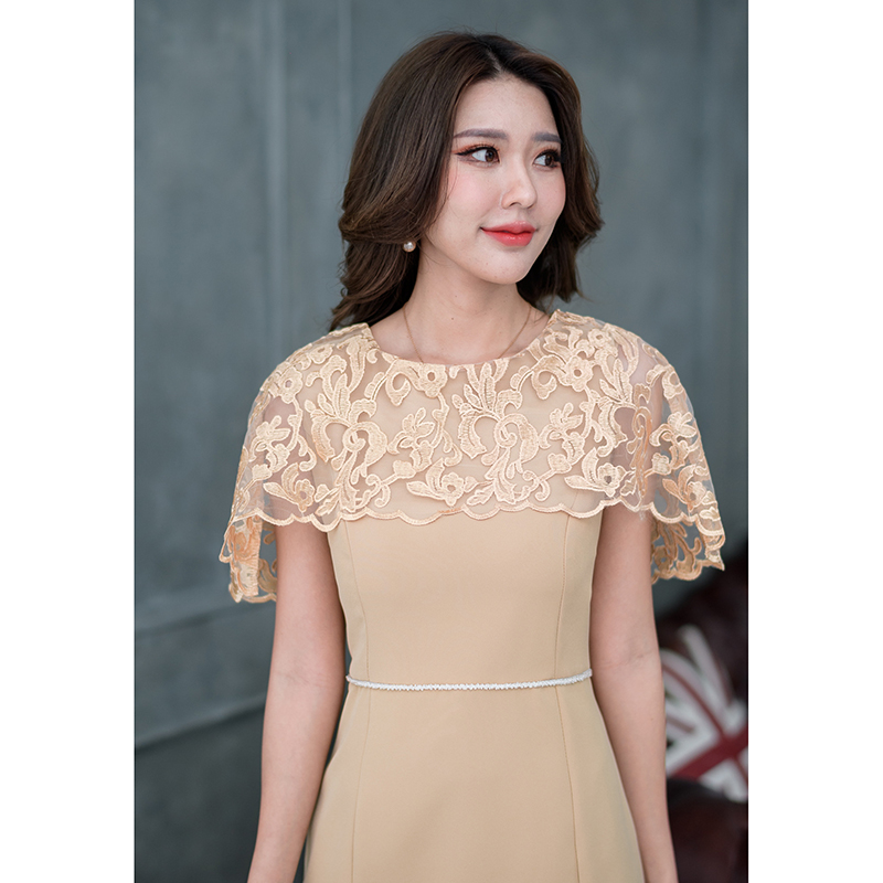 kudapy เดรสออกงานสไตล์หรูหรา ดีไซน์ตัวเดรสด้วยผ้าพื้นเนื้อดีตัดเย็บทรงหางปลา ช่วงบนคลุมไหล่ด้วยผ้าลูกไม้ปักเงา เป็นปีกคางคาว