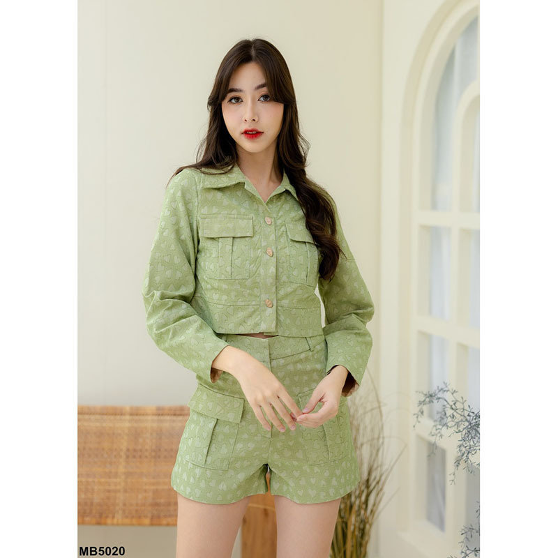 kudapy ชุดเซ็ท 2 ชิ้นสีเหลือง/สีเขียว เสื้อแขนยาวลายหัวใจ ใส่คู่กับกางเกงขาสั้นทำให้ดูขาเรียว สีโทนละมุนดีต่อใจ เหมาะกับการใส่ไปคาเฟ่แบบชิคๆ