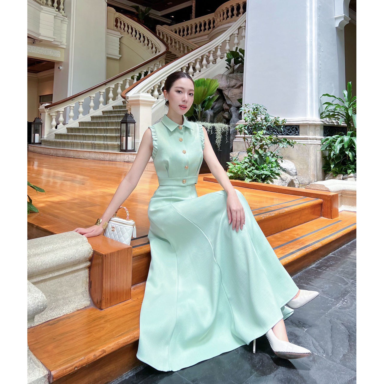 kudapy ชุดเซ็ทเสื้อ+กระโปรงยาว ตัวเสื้อออกแบบให้ดูเกร๋ที่แขนเสื้อ กระดุมดอกไม้ทองเป็นกระดุมจริง ปกเสื้อทรงแหลม