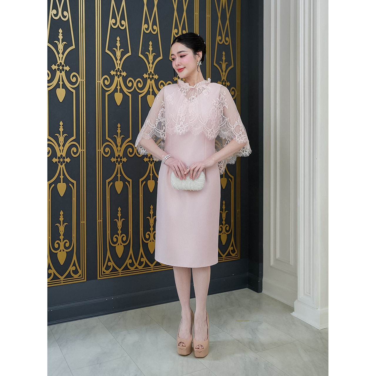 kudapy เดรสผ้าไหมอัดกาวทั้งชุด ผ้าลูกไม้ฝรั่งเศสคอกลมเย็บแต่งจีบรอบคอ ลูกไม้ปล่อยทิ้งตัวเป็นงานคลุมไหล่ด้านหน้าสั้นด้านหลังยาวถึงช่วงเอวหรูหรา