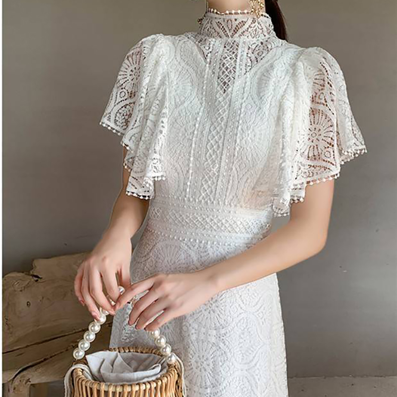 kudapy ชุดแม็กซี่เดรสยาวผ้าลูกไม้สีขาว/สีไวน์แดง เดรสคอตั้งแต่งระบายแขนทั้งสองข้าง ทรงระบายผ้าทิ้งตัวทรงสวยตามแบบ