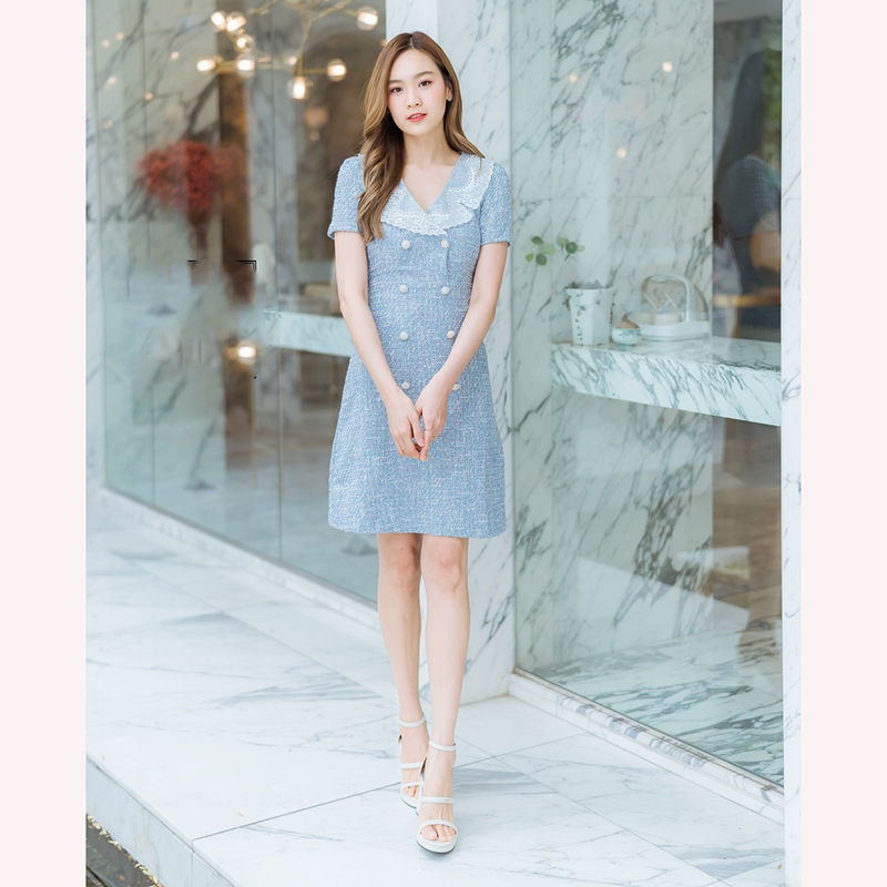 kudapy เดรสสั้นสีขาว/สีชมพู/สีฟ้า ผ้าชาแนลปกลูกไม้ สวยน่ารักใส่สบายตัว
