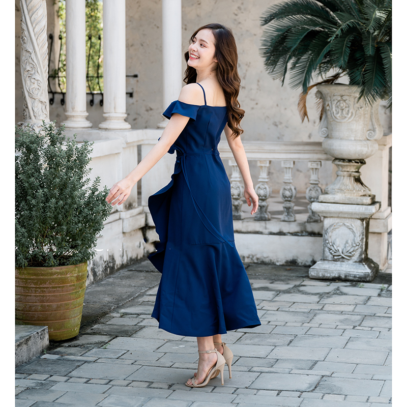 kudapy เดรสยาวสีชมพูกลีบบัว/สีกรม/สีครีม/สีน้ำตาลอมส้ม เป็นแบบเปิดไหล่มีสายเดียว เล่นเลเยอร์ลงมาที่ช่วงกระโปรง