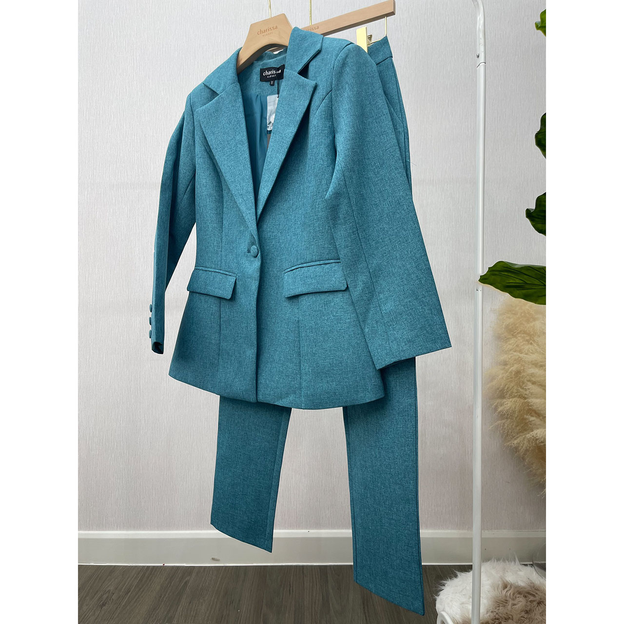 kudapy ชุดสูท สวยคลาสสิคแมทซ์ง่าย คล่องตัว เสื้อสูทมีซับในอย่างดี แต่งกระดุมปั้มผ้าเดียวกับสีชุด มาคู่กับกางเกงขายาวทรงกระบอกเล็กใส่สบาย