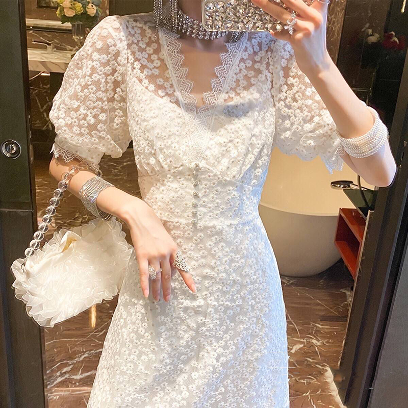 kudapy เดรสยาวสีขาว งานปัก+ซับในสายเดี่ยวแยกชิ้น ใช้ผ้าเนื้อดีปักลายดอกไม้ แต่งเกสรด้วยไหมดิ้นทอง ช่วงเอวแต่งประดับกระดุมเงิน