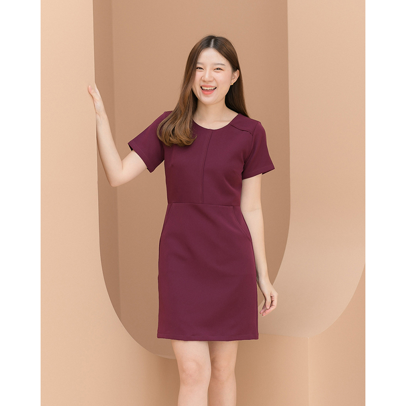 kudapy เดรสสั้นสีฟ้าอ่อน/สีแดงเข้ม/สีมัสตาร์ด ตัดต่อเล่นคัทติ้งกลางลำตัวและช่วงไหล่ มีกระเป๋าด้านข้าง งานซับในทั้งตัว