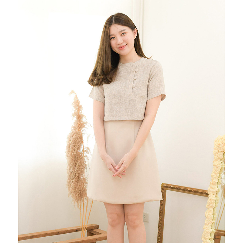kudapy เดรสสั้นสีกรม/สีครีม/สีดำ ทรงเอ ซิปหลังใส่ง่าย ตัวเสื้อผ้าชาแนล คอจีนติดกระดุมปั๊มสามารถแกะได้จริง