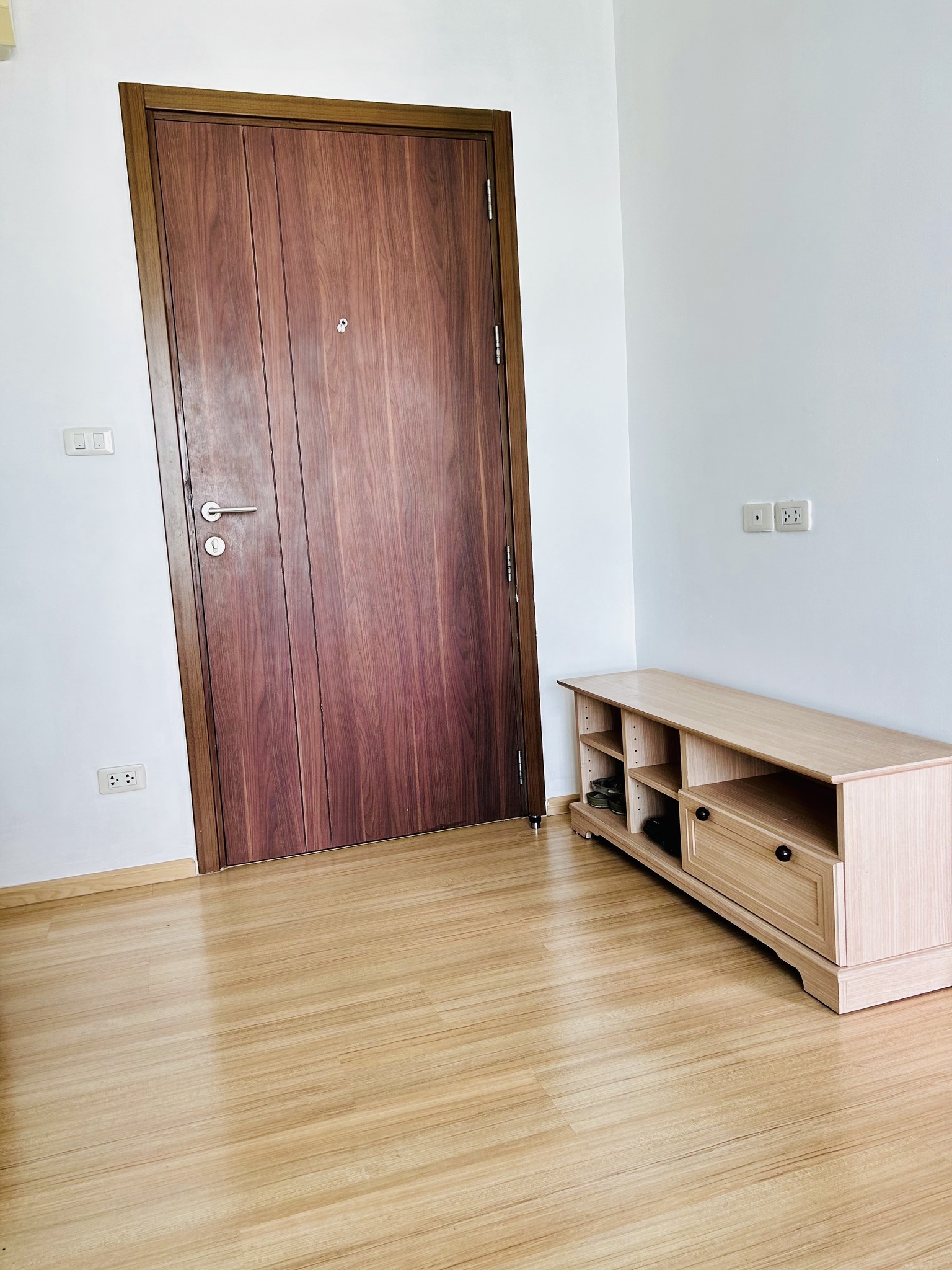 สนใจชมห้องติดต่อได้เลย Line ID: Smile-easy ปล่อยเช่าคอนโด The Base Chaengwattana (เดอะ เบส แจ้งวัฒนะ) - 1ห้องนอน 1ห้องน้ำ 1ห้องนั่งเล่น - ใกล้ MRT เมืองทอง - ขนาดห้อง 26 ตรม. ชั้น 12A ตึก A