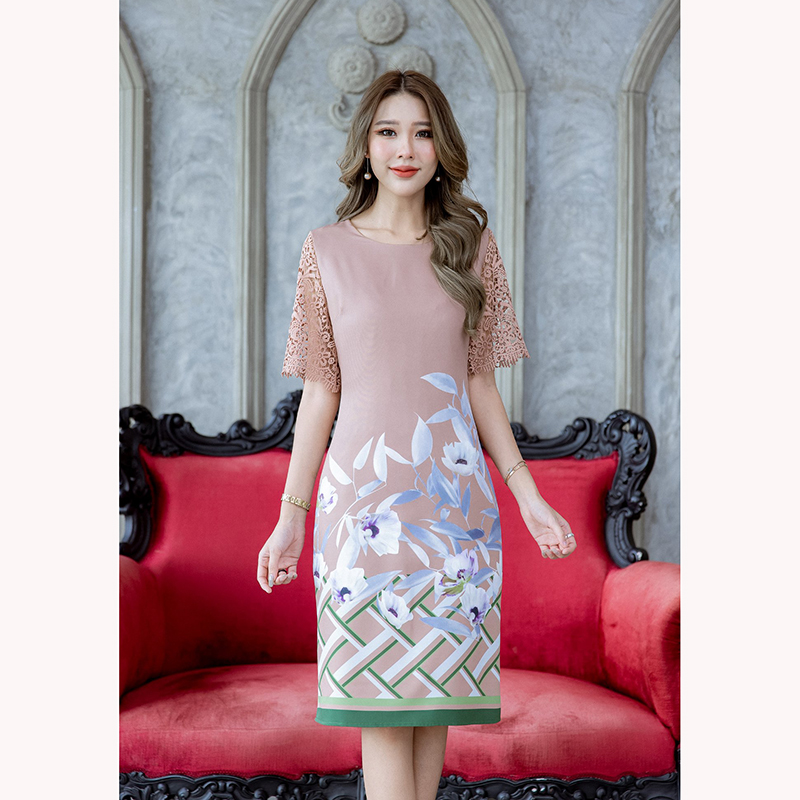 kudapy เดรสสั้นสีชมพูอ่อน/สีน้ำตาล/แดงเลือดหมู ผ้าพิมพ์ ดีเทลช่วงแขนเป็นงานผ้าลูกไม้ทอลายเนื้อดี