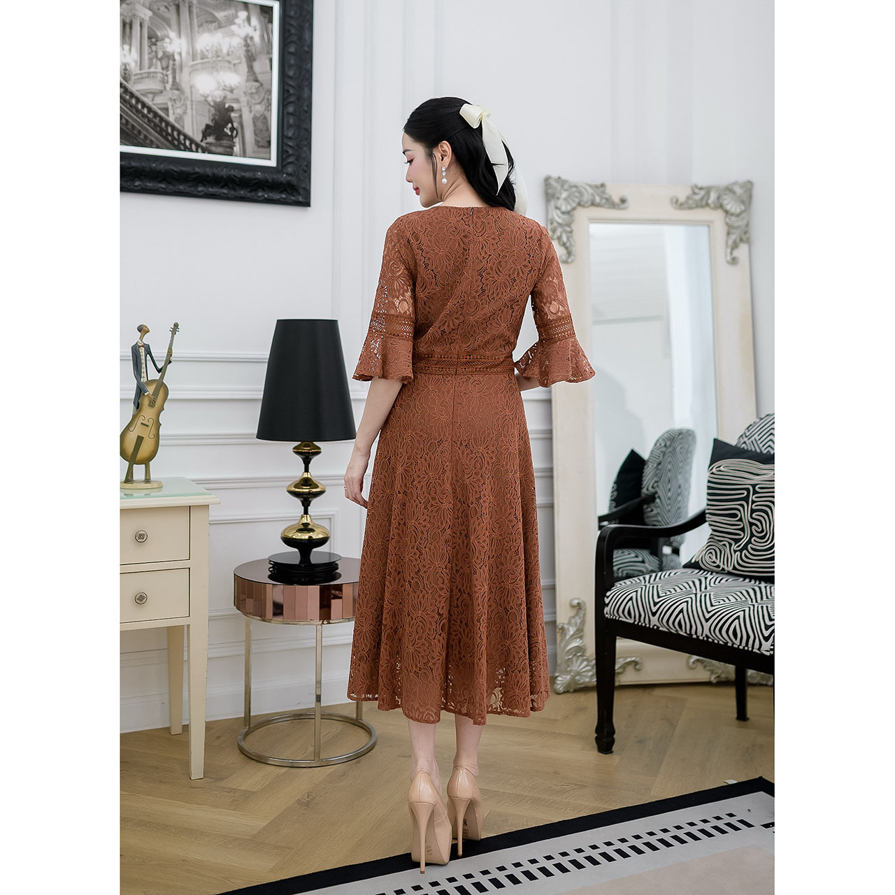 kudapy เดรสยาวสีกรม/สีน้ำตาล ผ้าลูกไม้ทั้งชุด แต่งคาดด้วยลูกไม้ช่วงเอว และแขนแต่งระบาย