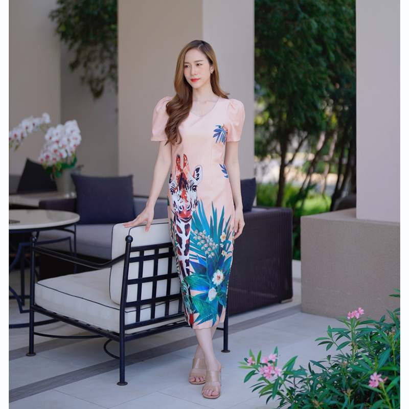 kudapy เดรสยาวสีชมพู/สีครีม ทรงเอคอวีแขนสั้น