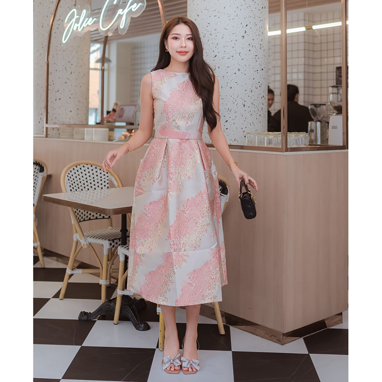 kudapy เดรสแขนกุดผ้าทอลาย ผ้า jacguard กระโปรบาน(เอเชฟ) มาพร้อมเข็มขัดในชุด ที่จะใส่ หรือ ไม่ใส่ก็สวย