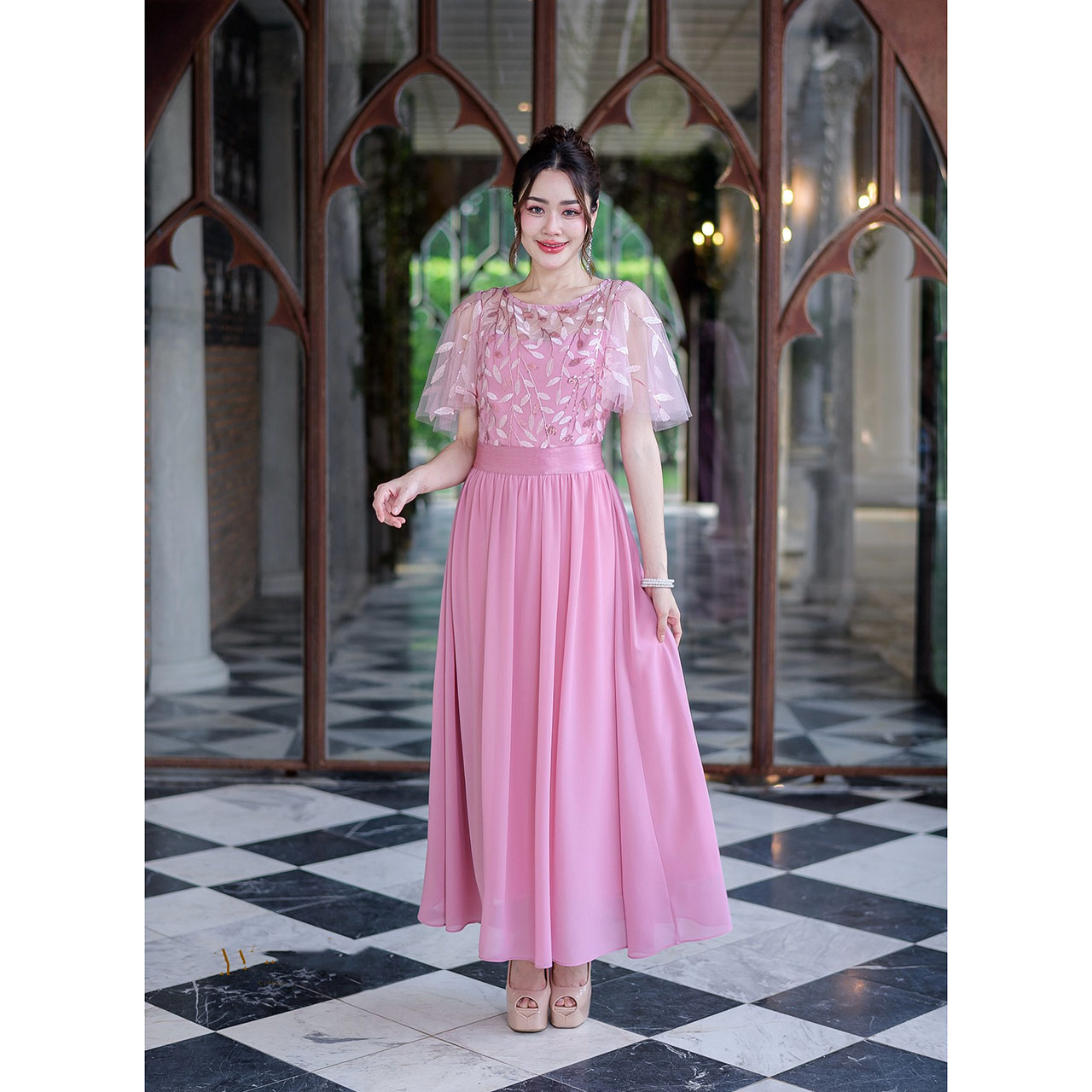 kudapy เดรสยาวสีเทา/สีชมพู/สีเหลือง ผ้าพริ้วสวยความยาวคลุมข้อเท้า ช่วงตัวเป็นงานลูกไม้ปักลายใบไม้แต่งเลื่อมเลื้อยสวยงาม แขนระบายใส่สวยตามรูป