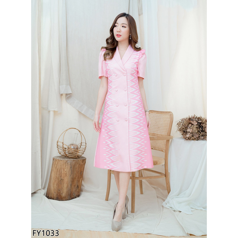 kudapy เดรสยาวคลุมเข่า เดรสผ้าไทยสีชมพู/สีฟ้า คอวีปก แต่งกระดุมหน้า ทรงสวยดูดีน่ารักมากค่ะ งานมีซับในซิบหลัง