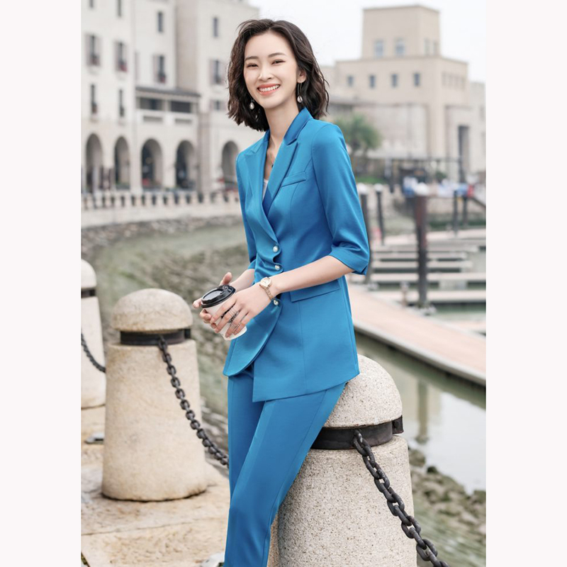 kudapy ชุดสูททำงานผู้หญิงสีดำ/สีฟ้า แต่งกระดุมแถวพร้อมกางเกง จุดเด่นของชุดนี้คือการออกแบบเพิ่มดีเทลกระดุมด้านหน้า