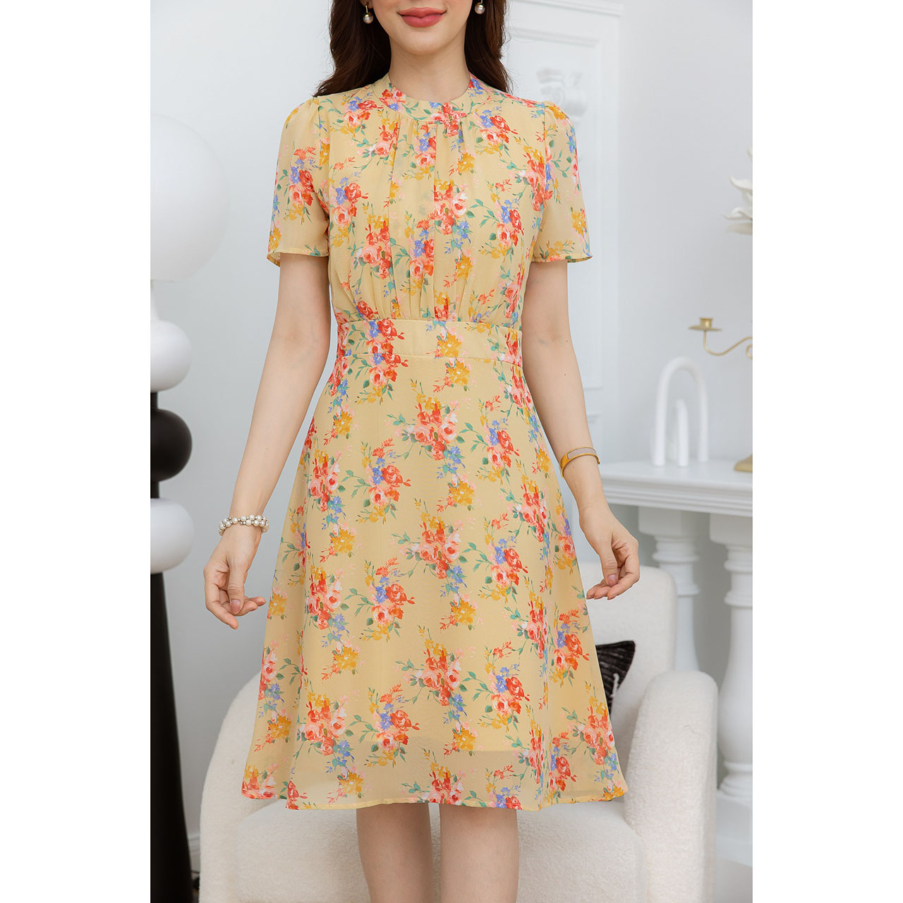 kudapy เดรสสั้นสีเหลืองพาสเทล/สีดำ ผ้าชีฟองลายดอก แต่แฝงด้วยความหรู ช่วงคอสูง เย็บจับจีบช่วงคอและเอวดูมีเลเยอร์