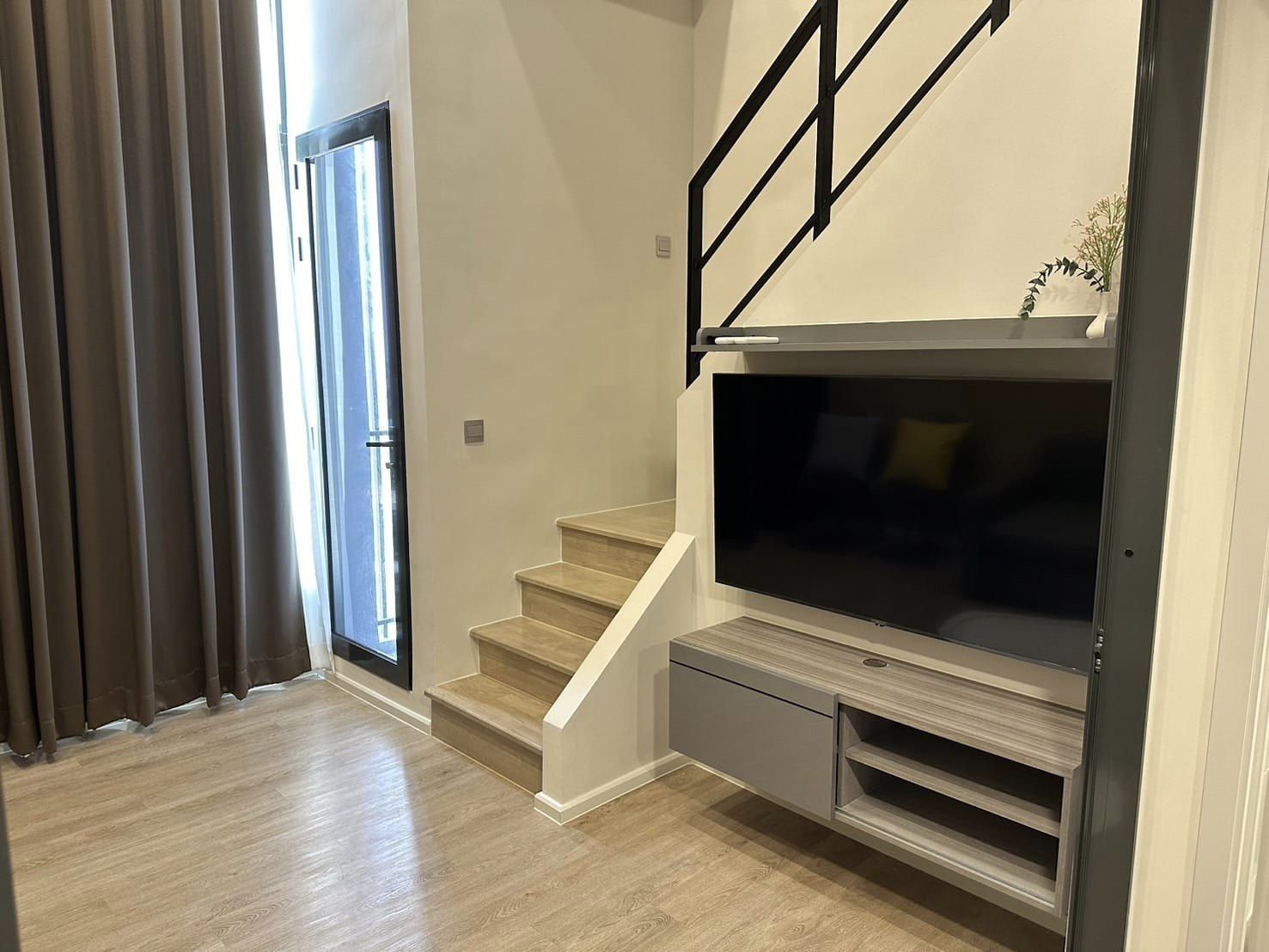 ปล่อยเช่าคอนโด Modiz Rhyme Ramkhamhaeng (โมดิซ ไรห์ม รามคำแหง) - Duplex2ขั้นน่าอยู่มาก เฟอร์เครื่องใช้ไฟฟ้าครบครั้น - การเดินทาง: เพียง 80 ม. MRT รามคำแหง