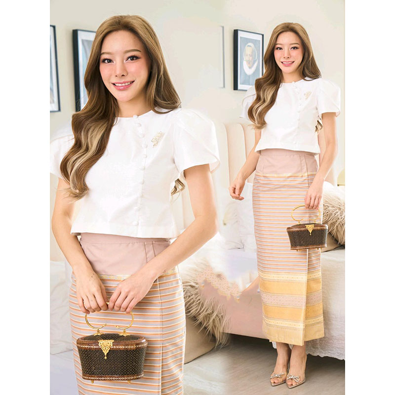 kudapy ชุดเซ็ทเสื้อ+ผ้าถุงสีม่วง/สีขาว/สีเทา เสื้อผ้าไหม4 เส้นอัดกาวสีเดียวกับเสื้อ งานสอยชาย แต่งกระดุมหน้าสวยดูดี ใส่ออกงานบวกงานแต่ง ชุดคุณแม่