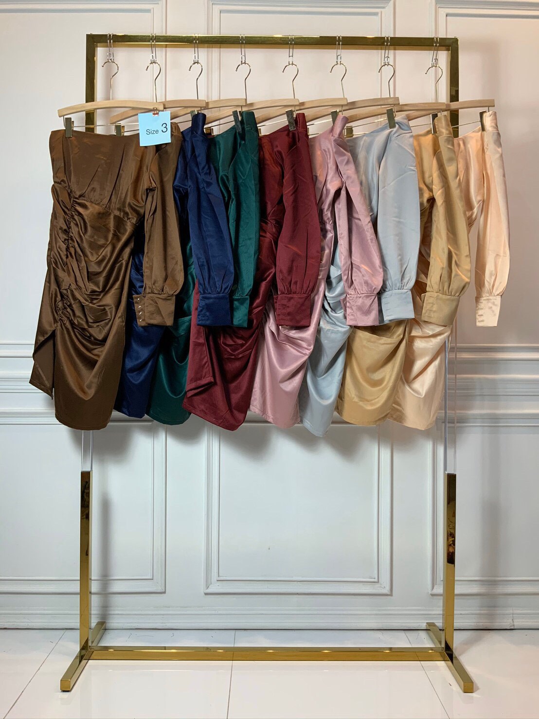 kudapy ชุดเดรสสั้นเปิดไหล่เฉียงข้าง แขนยาวผ่าข้าง ผ้าซาร่าไม่ยืด เดรสออกงานไหล่เดี่ยว