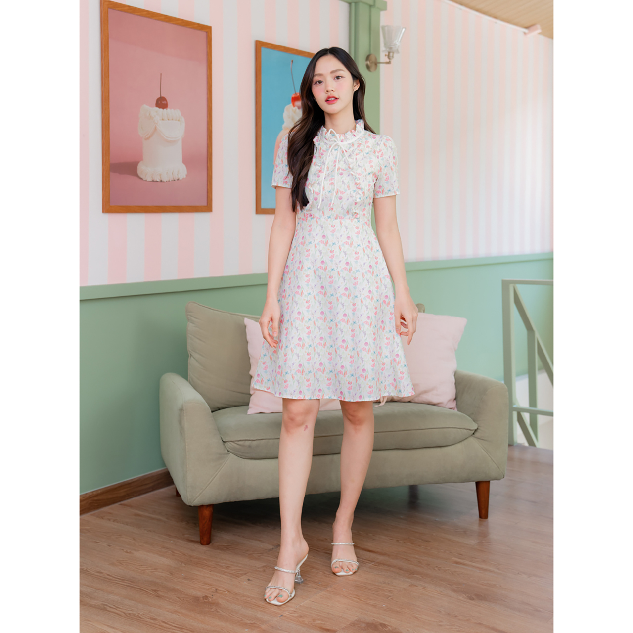 kudapy เดรสสั้นสีชมพู/สีขาว/สีเขียว ลายดอกผูกโบว์คอ