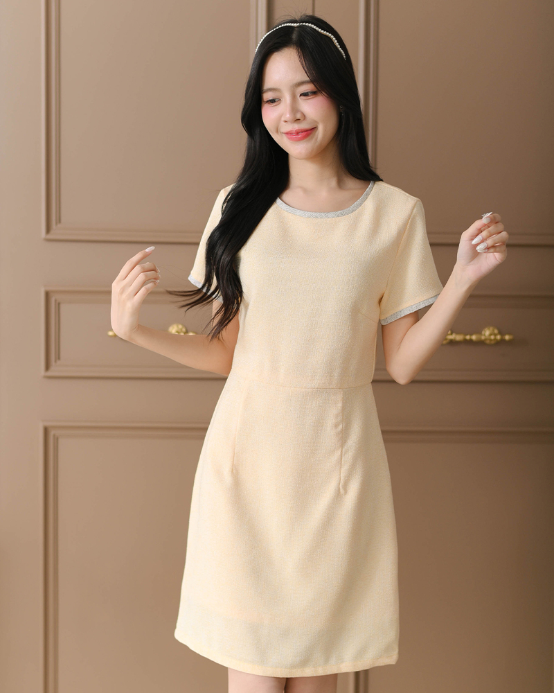 kudapy เดรสแขนสั้นคอกลม เนื้อผ้าทวีดมีกิมมิคลายทอใส่สบายแทบไม่ต้องรีด เพิ่มกิมมิคกุ๊นขอบคอและแขนด้วยผ้าทวีด จับเกล็ดเข้ารูปเอวสวย