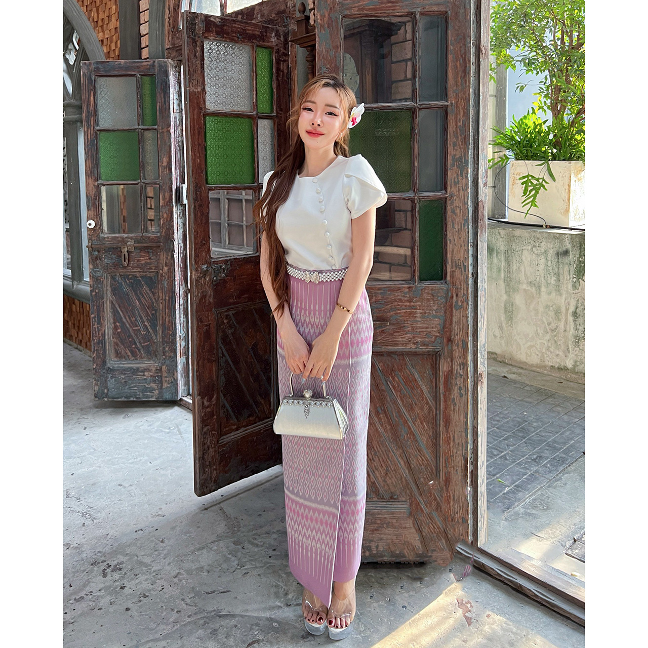 kudapy ชุดเซ็ทเสื้อคอกลมแขนสั้นทรงกลีบบัว แต่งกระดุมปั้มด้านหน้า สีขาวมุข งานผ้าไหมหนานิ่มผ้าถุงสำเร็จรูป ซิปหลัง