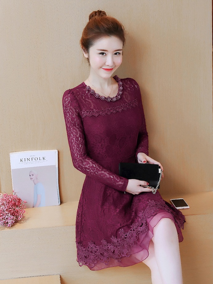 kudapy เดรสสั้นแขนยาวสีแดงมังคุค/สีม่วงอ่อน เดรสลูกไม้นิ่มแขนยาว ทรงเข้ารูป ซีทรูคอ หลังและแขน ตรงคอเย็บแต่งมุกเป็นรูปดอกไม้ ตัดแต่งชายด้วยผ้าแก้ว