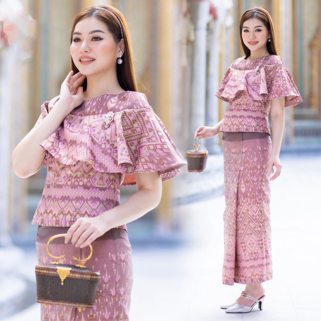 kudapy ชุดเซ็ทผ้าฝ้ายทอลายแพรวาสีชมพู เสื้อทรงสั้นเอวระบาน แต่งดีเทลรอบอกเป็นจีบสวยดูดี ออกงานเรียบร้อยมากๆ