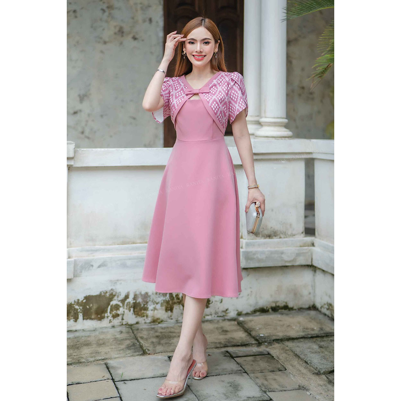 kudapyเดรสสั้นสีชมพู/สีกรม ผ้าโพลีเอสเตอร์เกาหลี ตัวเสื้อเป็นคอวีแต่งโบว์ตรงอก แขนทรงทิวลิป กระโปรงทรงทวิตฟรีไซส์