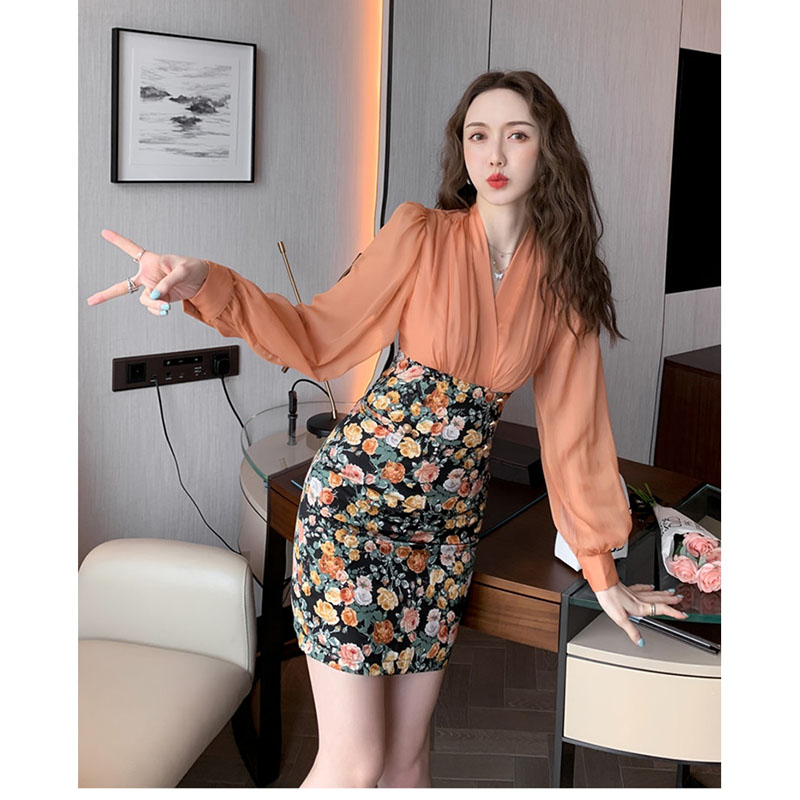 kudapy เดรสสั้นสีส้มคอวี แบบสวยโดดเด่น ช่วงบนผ้าชีฟอง แขนยาว จัมป์ชายแขนติดกระดุม ตรงกระโปรงสั้นลายดอกไม้สีสันสดใส