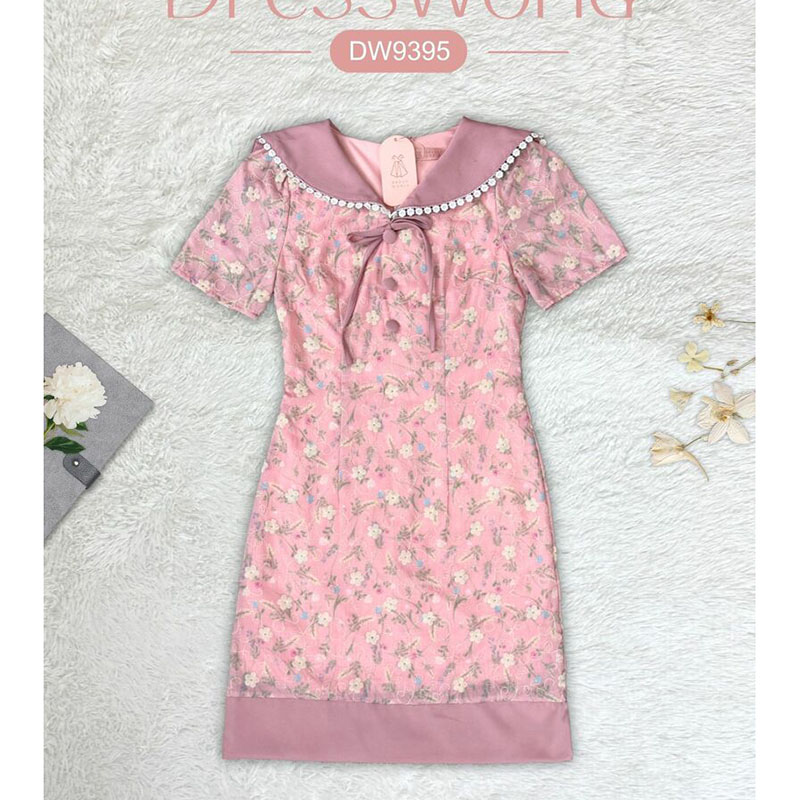 kudapy เดรสสั้นสีชมพู/สีแดง/สีกรม ผ้าปักลายดอกไม้ คอบัว ดีเทลมาพร้อมเชือกผูกโบว์ แต่งกระดุม แบบน่ารัก