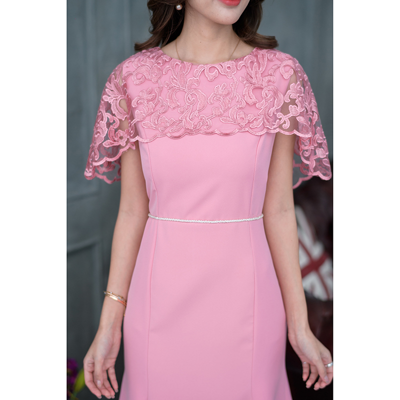 kudapy เดรสออกงานสไตล์หรูหรา ดีไซน์ตัวเดรสด้วยผ้าพื้นเนื้อดีตัดเย็บทรงหางปลา ช่วงบนคลุมไหล่ด้วยผ้าลูกไม้ปักเงา เป็นปีกคางคาว