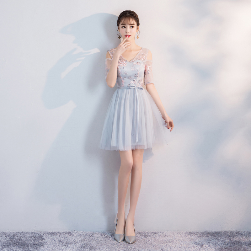 kudapy เดรสราตรีออกงานสีเทา ตัวเสื้อปักลายดอกไม้สีชมพูอ่อน