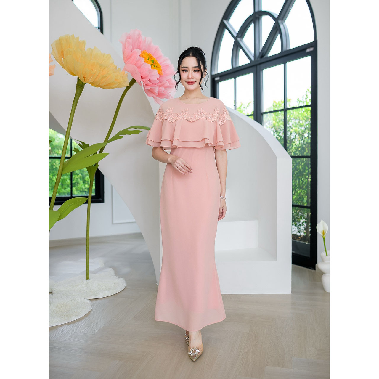 kudapy เดรสผ้าชีฟองตัวยาว งานชายหางปลาเล็กๆไม่บานมาก ดีไซน์คลุมไหล่ถึงสองชั้น แต่งลูกไม้รอบตัวเป็นงานลูกไม้คอร์ดแต่งเลื่อม