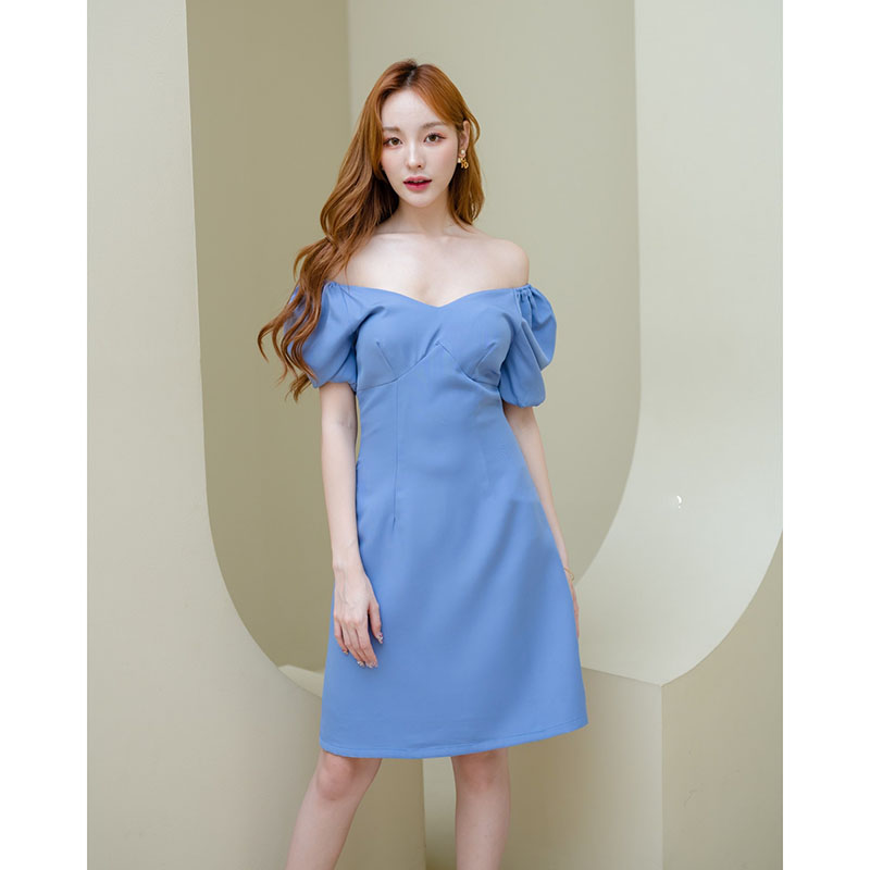 kudapy เดรสสั้นสีฟ้าคราม/สีกรม เป็นแบบแขนสั้น ช่วงอก มีดีเทลเจาะอกนิดๆ ต่อเป็นสายคาดขึ้นมาที่บ่าให้ลุคดูแอบเซ็กซี่เล็กๆ