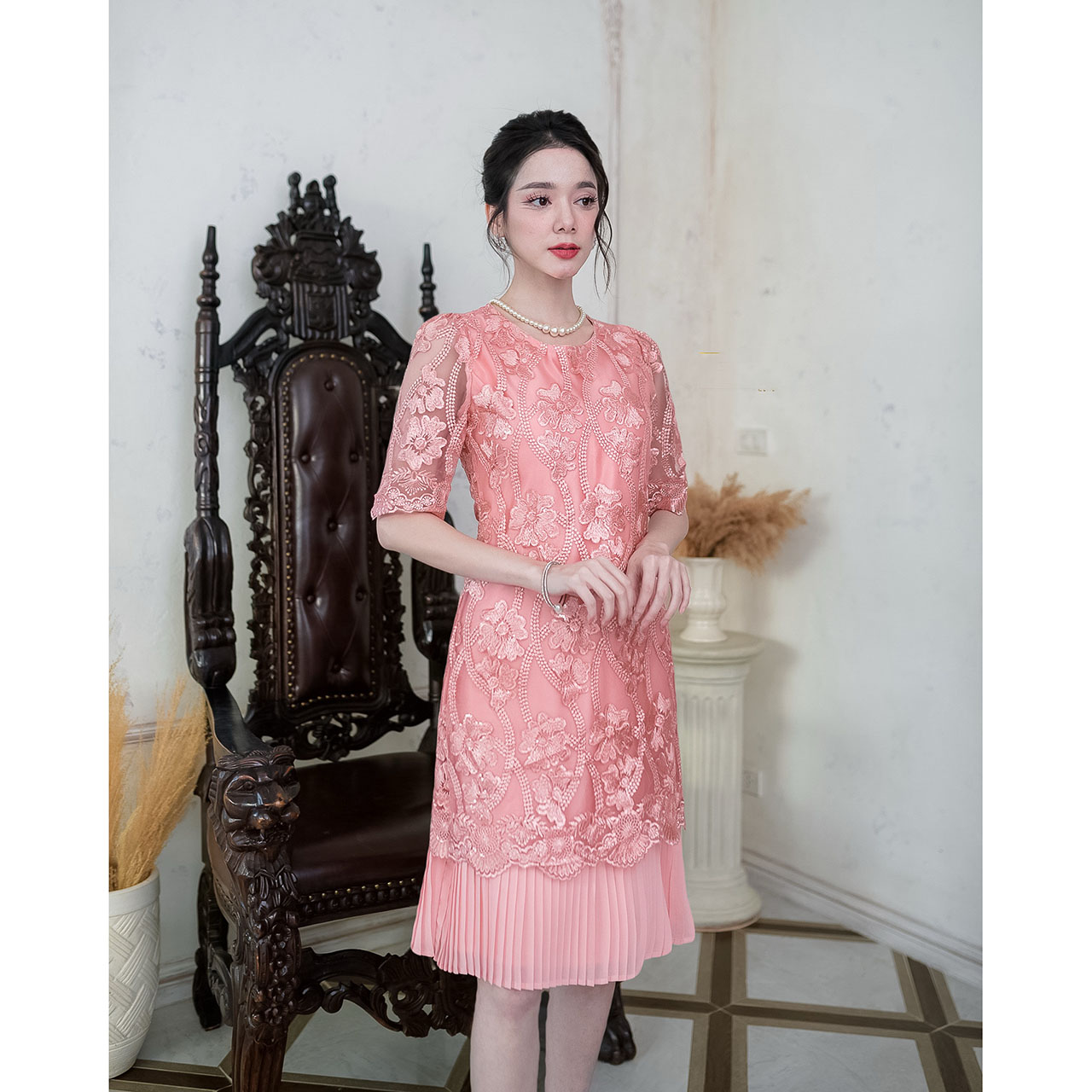 kudapy เดรสสั้นสีแดง/สีชมพุโอรส ผ้าลูกไม้เงาแต่งเลื่อมทั้งชุด สวยเนื้อผ้าดีมาก มีซับในทั้งชุดซิปหลัง