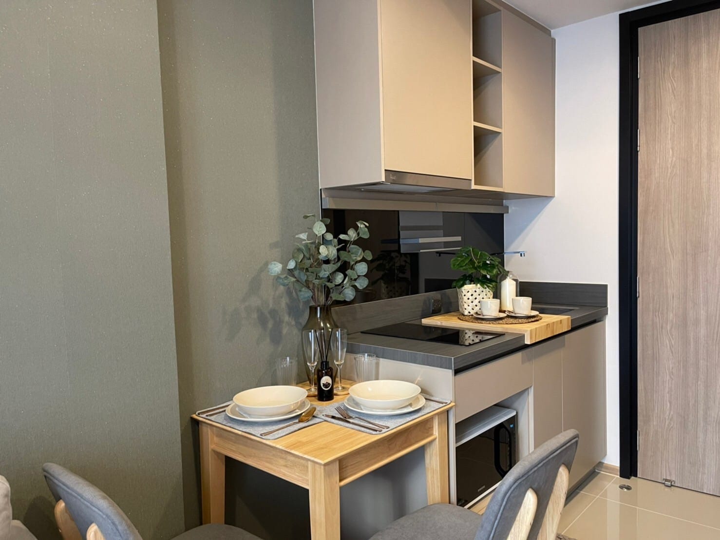 ให้เช่าห้องสวยน่าอยู่เครื่องใช้ไฟฟ้าครบ BTS ทองหล่อ สอบถามแอด Line ID : Smile-easy ที่ OKA HAUS Sukhumvit 36