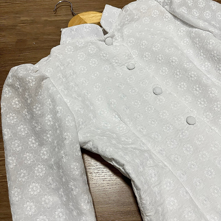 kudapy เสื้อคอตตอนปักฉลุสีขาว ทรงจิตรลดาบ่ายกจีบยอดฮิต อัดกาวช่วงตัว กระดุมหน้า ผ้าถุงสำเร็จรูป เกรดพรีเมี่ยมอัดกาว ซิปหลัง