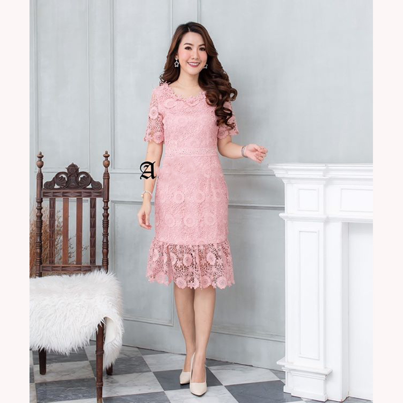 kudapy เดรสลูกไม้สีชมพู/แดงเข้ม แขนสั้น ระบายชายกระโปรง เนื้อผ้าลุกไม้ทอลายดอกไม้ สวยมากค่ะ มีซับในในตัวเนื้อดี