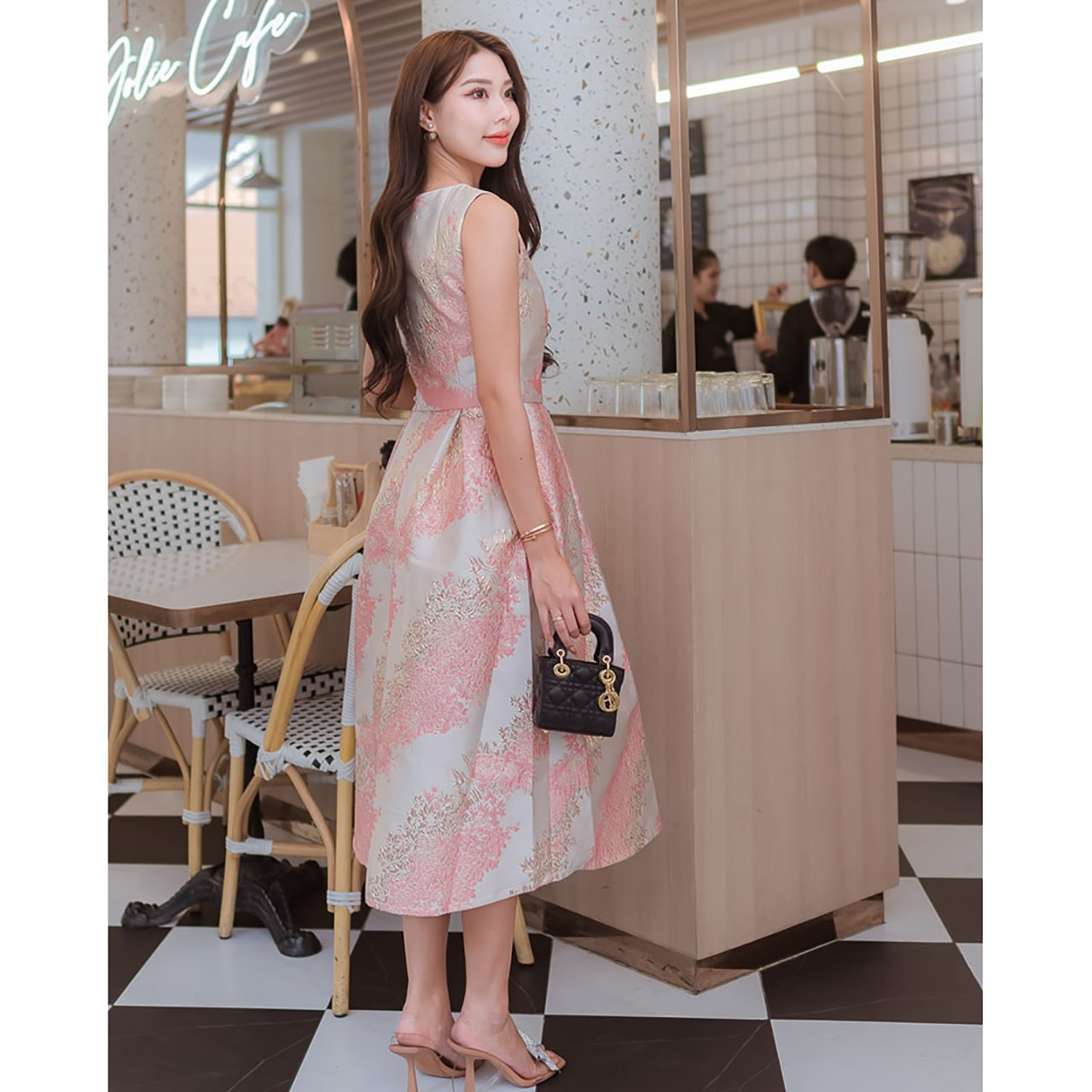 kudapy เดรสแขนกุดผ้าทอลาย ผ้า jacguard กระโปรบาน(เอเชฟ) มาพร้อมเข็มขัดในชุด ที่จะใส่ หรือ ไม่ใส่ก็สวย