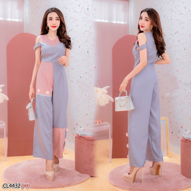 kudapy จั้มสูทขายาวทรงเปิดไหล่ อกตัดต่อผ้าสีอ่อนติดดอกไม้สีหวาน ผ้าซาร่าดีเทลน่ารัก