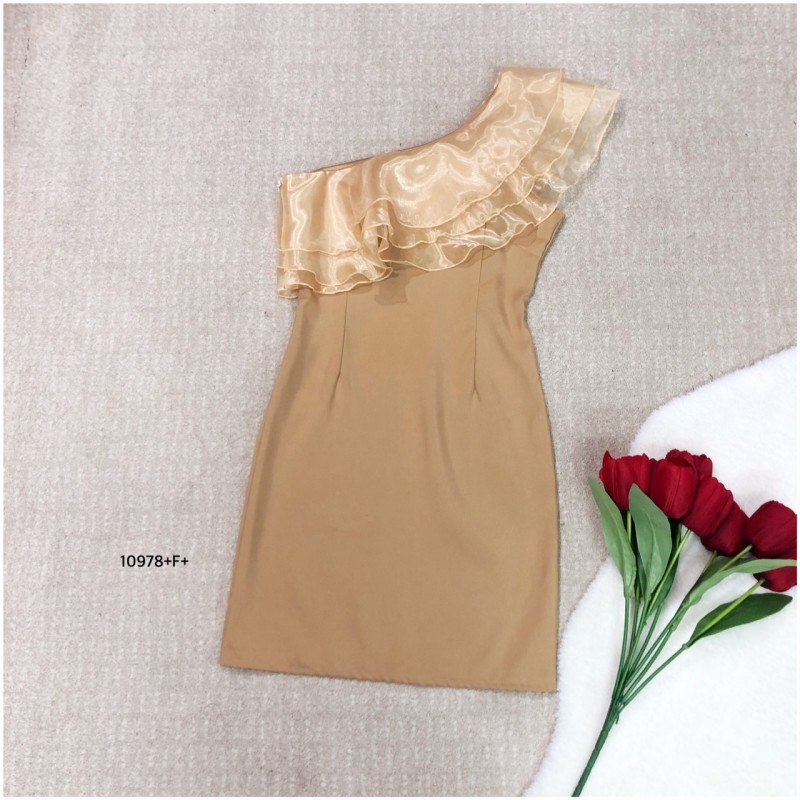 kudapy เดรสระบายเฉียงไหล่เดียว แต่งระบายผ้าแก้ว ตัวเดรสงานผ้าซาร่ามีซิปข้าง