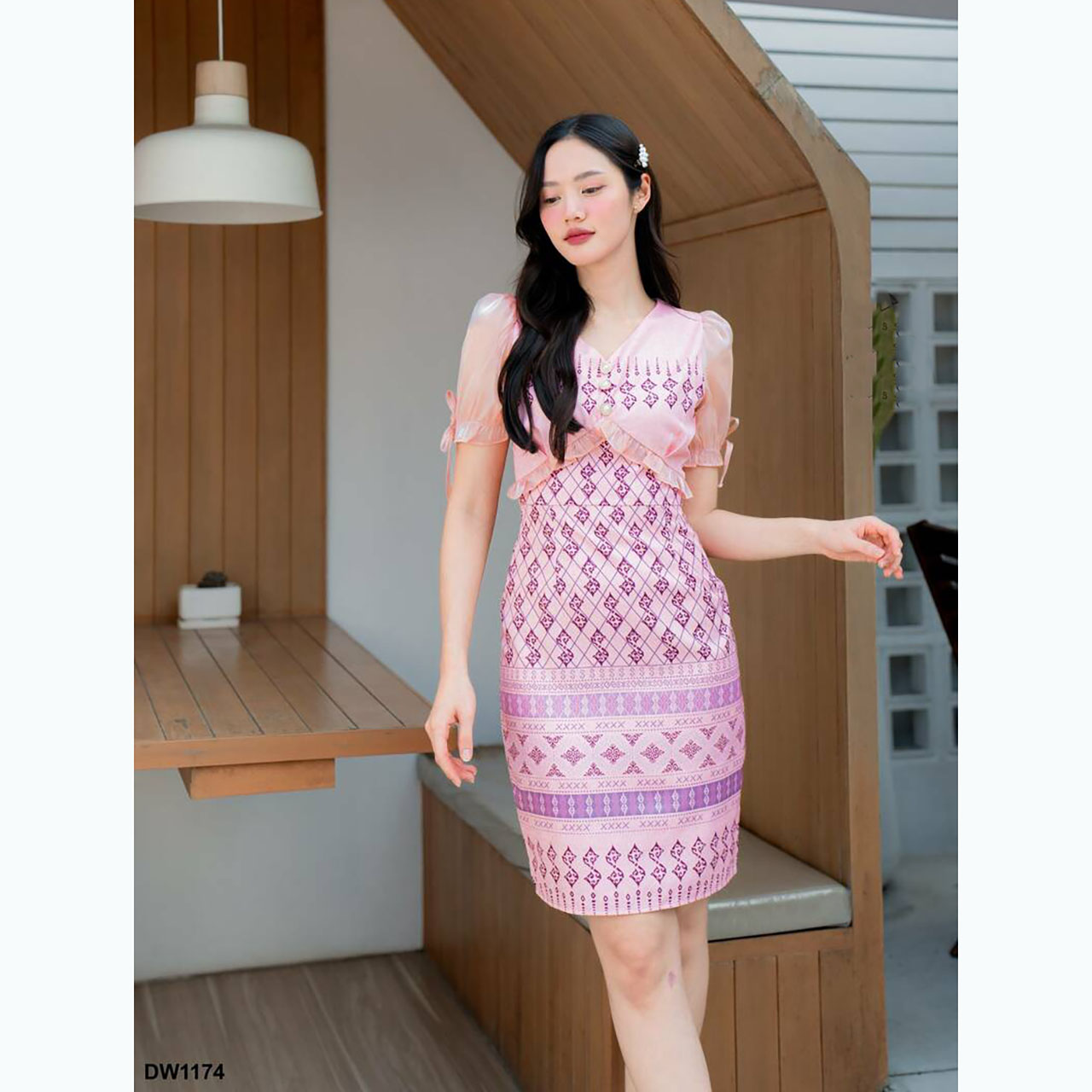 kudapy เดรสสั้นสีขาว/สีชมพู/สีฟ้า ลายไทยแต่งแขนผูกโบว์