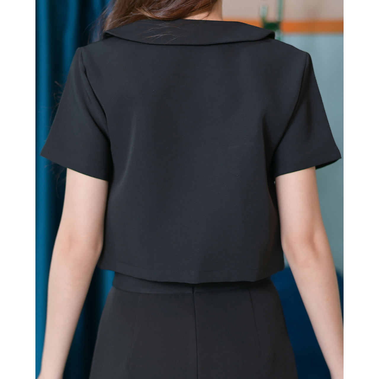 kudapy ชุดเสื้อทรงครอป ดีไซน์คอปก แต่งอกระบายพลีทสีขาวออฟไวท์ ติดกระดุมปั๊มเพิ่มความสวย