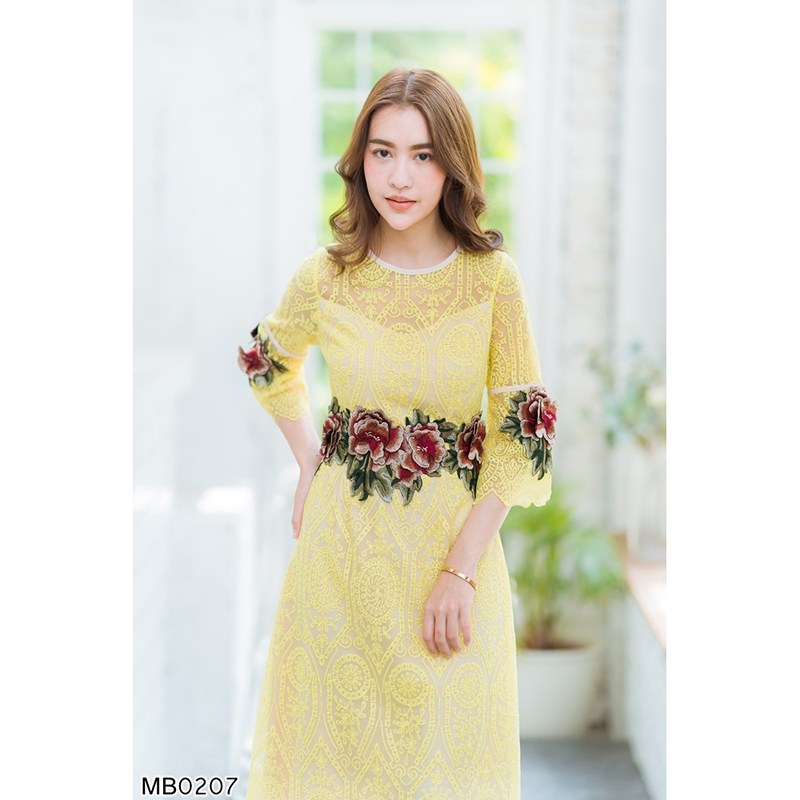 kudapy เดรสยาวสีเหลือง ลูกไม้หยักคาดกุหลาบ งานเรียบร้อย ดีเทลคาดกุหลาบตรงเอว ใส่ได้ทุกโอกาส