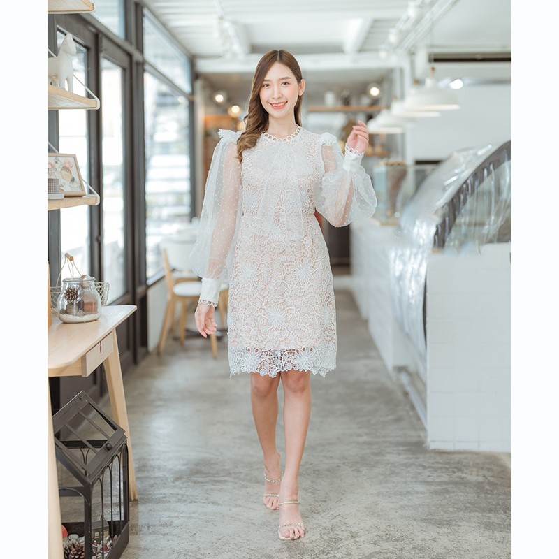 kudapy เดรสสั้นสีขาว แขนยาวผ้าฉลุมีโบว์กลางอกลูกไม้เน้นๆสวยดูดี