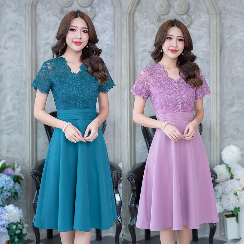 kudapy เดรสสั้นคอหยักตัววีสีเขียวอมฟ้า/สีม่วง คอวีแขนสั้น เสื้อลูกไม้ ดีไซน์แบบสวยดูแพง เป็นการออกแบบผสมผสานผ้าลูกไม้ปักเงาเล่นเชิงผ้าช่วงคอและชายแขนเสื้อ ด้านหน้าแต่งกระดุมเล็กๆ