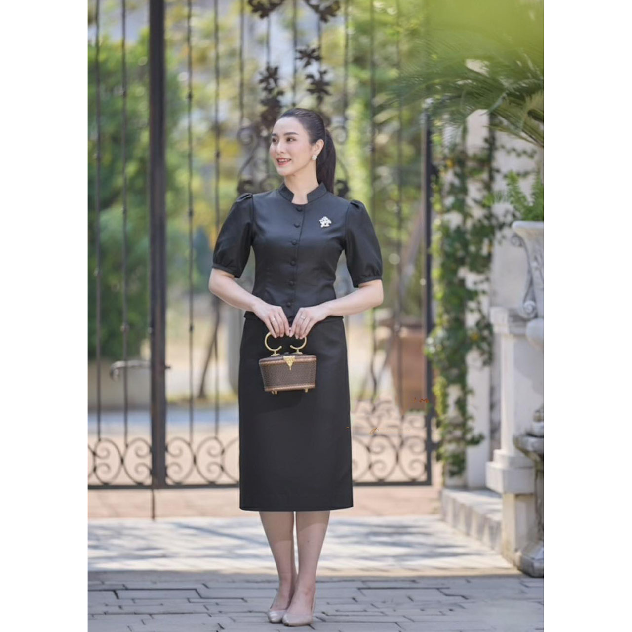 kudapy ชุดเซ็ทผ้าไหมจิตรลดาสีดำ ดีเทลแขนพองเล็กน้อยเพิ่มความอ่อนหวาน ผ้าไหม 4 เส้น